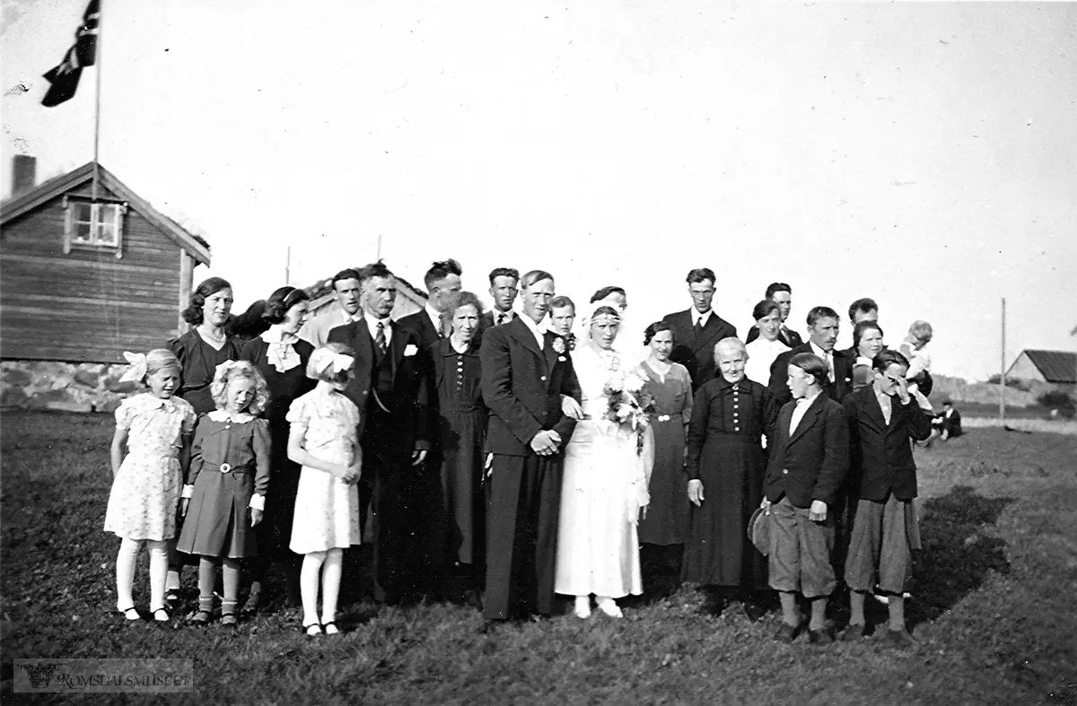 Bryllup på Magerøya, Slekta utenfor gamlehusa på 54/1. I bryllupet der Peder N. Magerøy giftet seg med Klara Bolette Strømme.