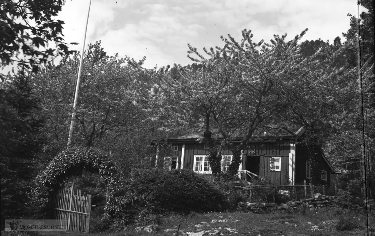 "Foran P.Kvam sitt hus i mai 1942". .Plassen er i dag Anevegen 10, Mek gnr. 22, på grensa mot Bjørset.