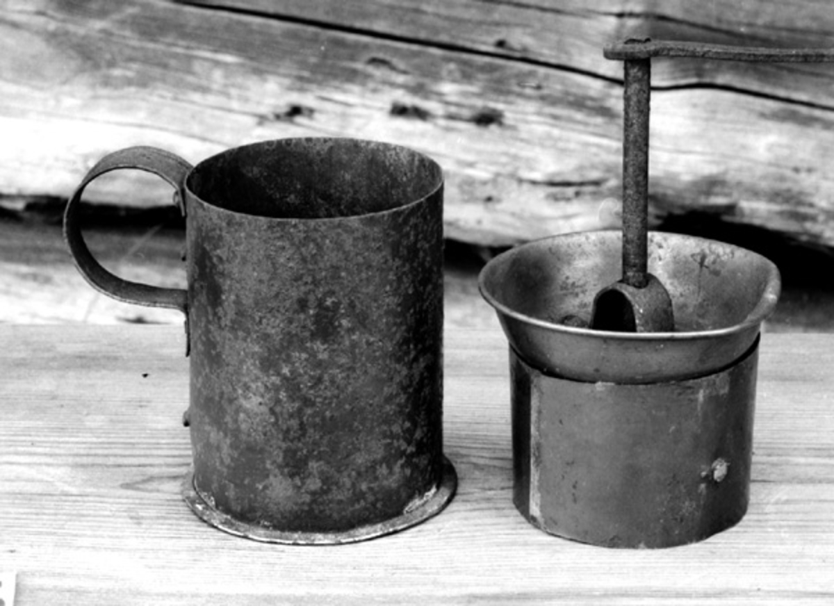 Den hører med til utstyret i koia fra Kvanstranddammen i Trysil som står på Prestøya. 
Kaffekverna består av en blikkopp med hank som selve kvernmeknismen er satt ned i. Koppen har rester etter grønnmaling. Kverna og sveiva er av jern, mens materialet i skåla er messing. Sveiva har ytterst en bjørkeknott til å holde i. 
Kaffekverna er brukt av giveren 1917-18. 