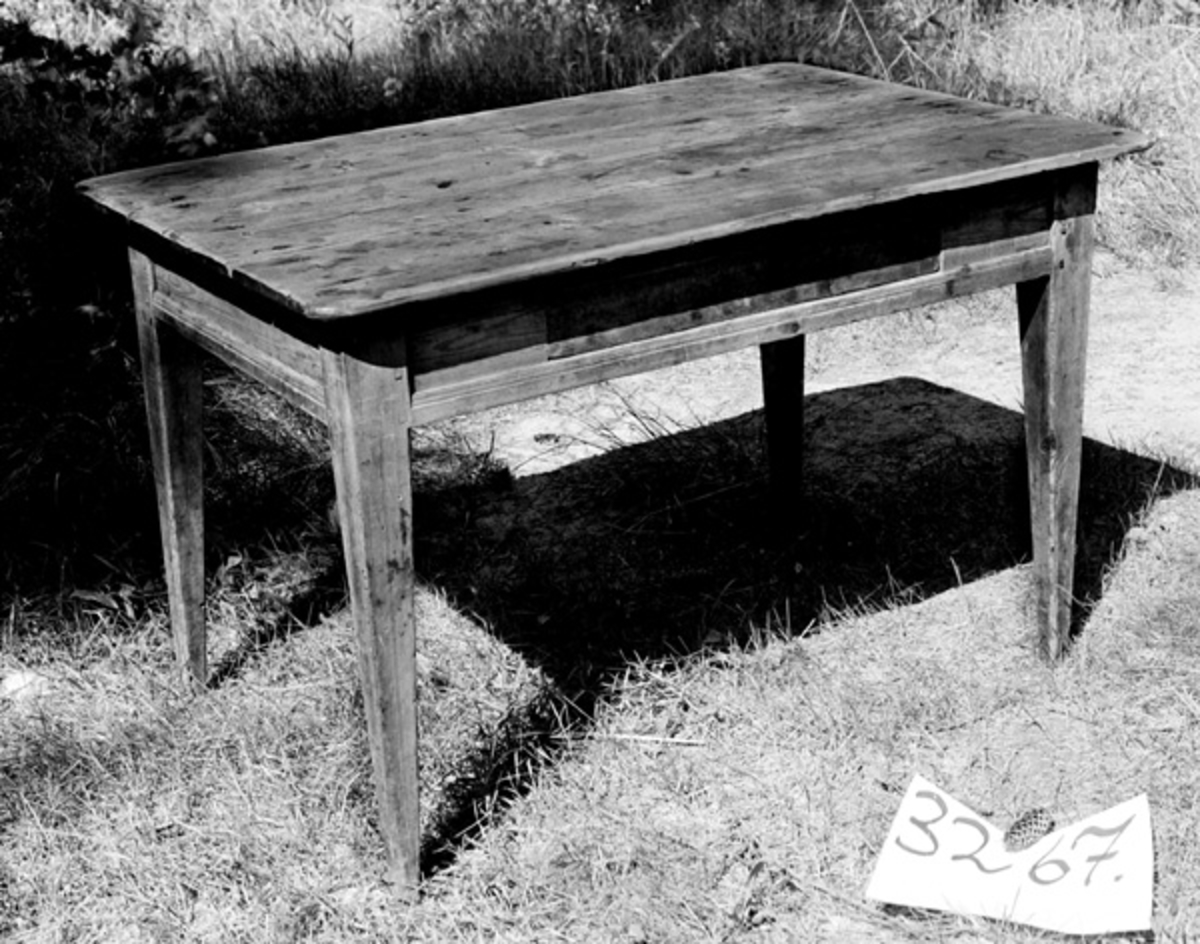Bordet hører til orginalutstyret i koia fra Kvanstranddammen som står på Prestøya. 
Bordplata er satt sammen av fire bord. Bordet har en skuff. 
