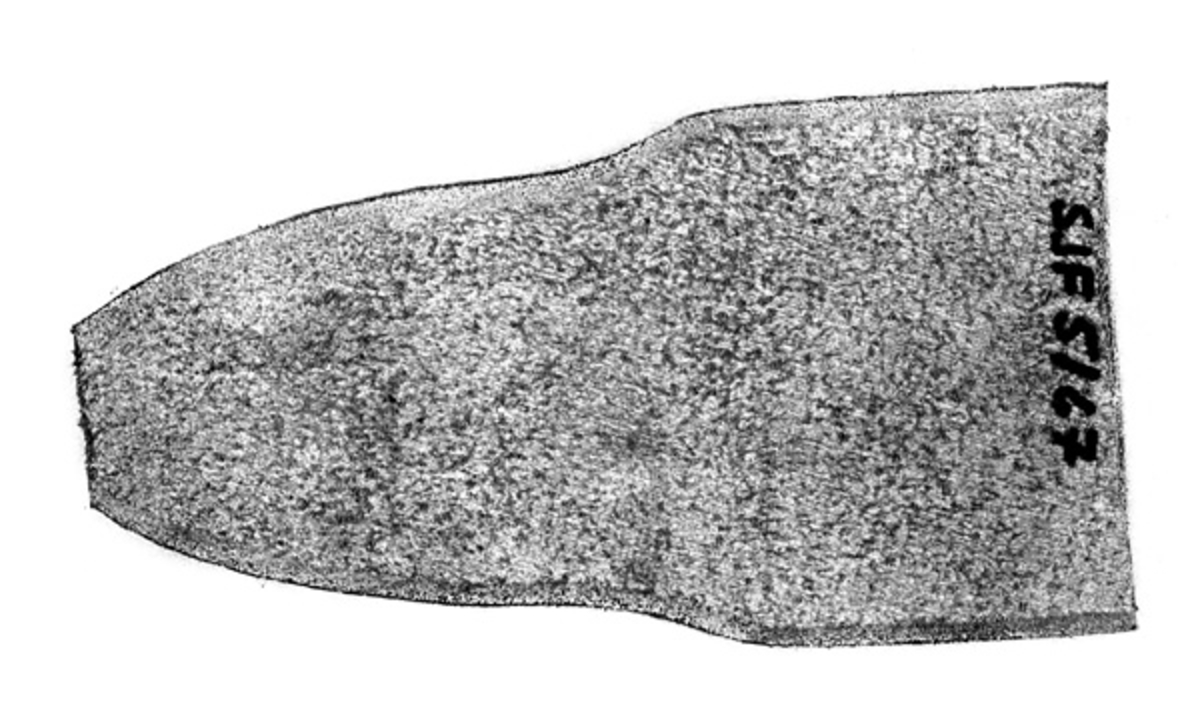 Emne til slire for staskniv (se SJF 5172). Laget av poståpner Magne Groven (f. 1925), som rundt 1972 begynte å lage staskniver. Han har i løpet av disse årene drevet det til et mesterskap. 