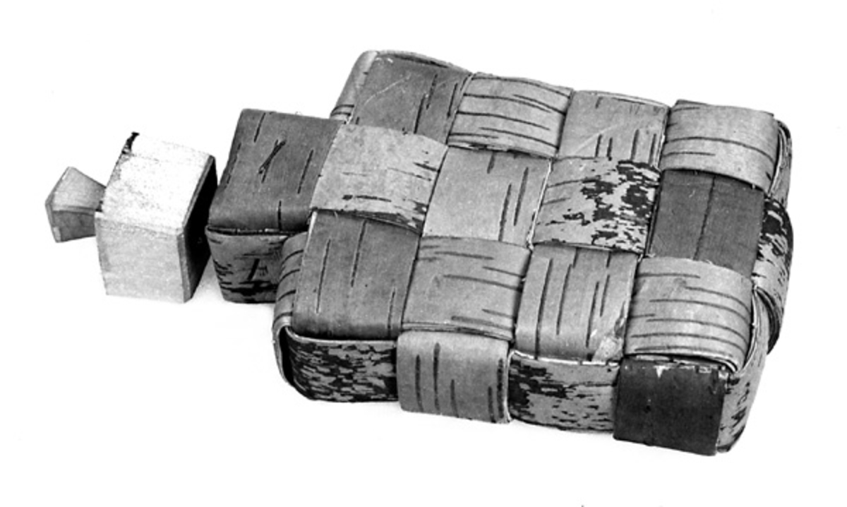 Saltflaska er av flettet never. Ved tuten er det brukt stifte- maskin for å feste nevera. Proppen er av ubehandlet bjørk. Kjøpt inn til museet i 1963 av produsent. 