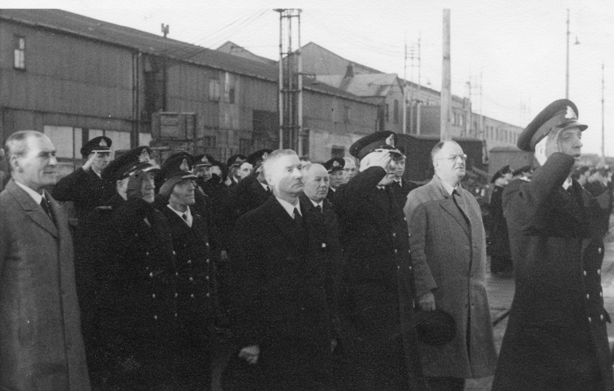 Fra overtakelsesseremonien for KNM Uredd 7. desember 1941. Kontreadmiral Elias Corneliussen til høyre.