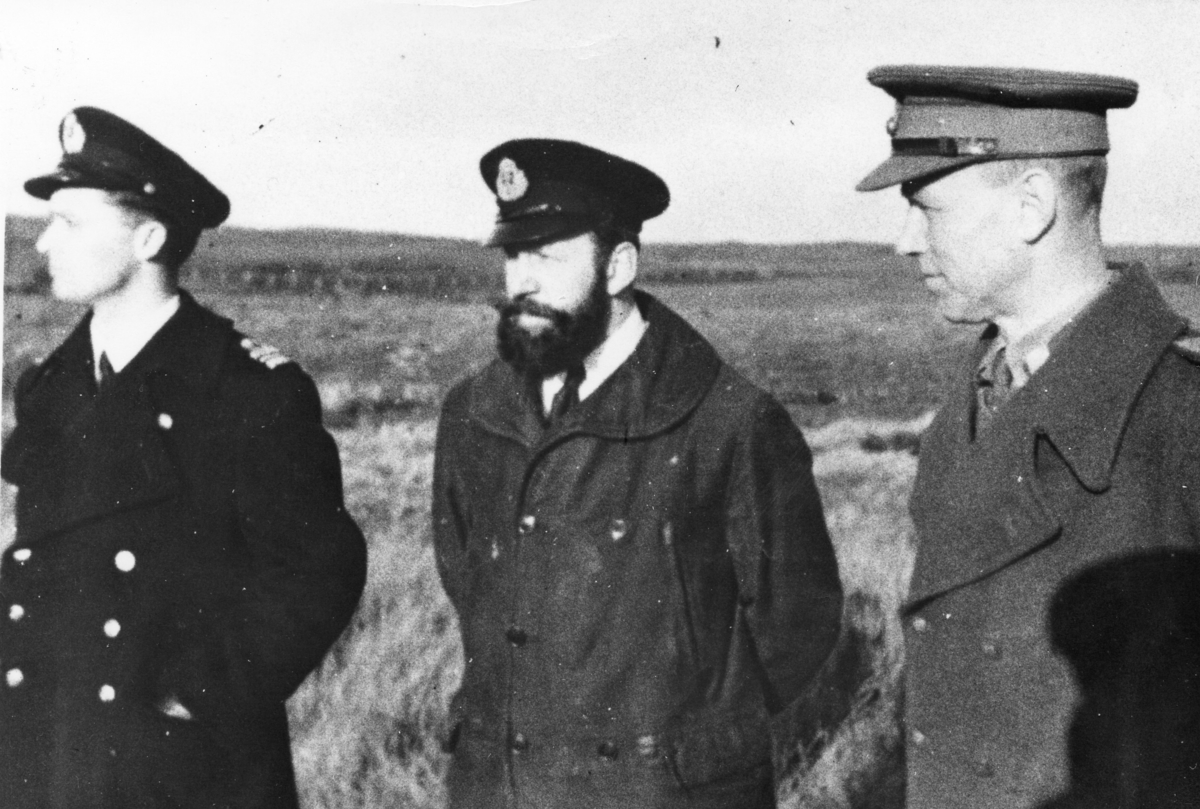 Generalmajor W. Hansteen (i midten) på besøk hos 330 skvadronen på Shetland. Til venstre kapteinløytnant Kaldager.