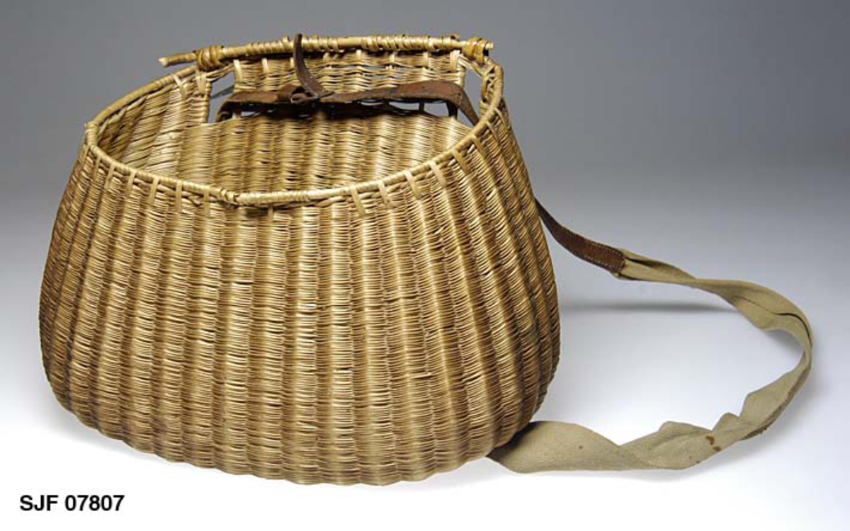 Fiskekurv er en flettet kurv med skulderrem til å bære fisken i, den mangler lokket. Kurven er ant. flettet av piltre (Salix). Skulderremene er laget delvis av strie og av lær. Fordelene ved å bruke kurv er at fisken ligger luftigere og mindre klemt enn i en pose eller veske. 
