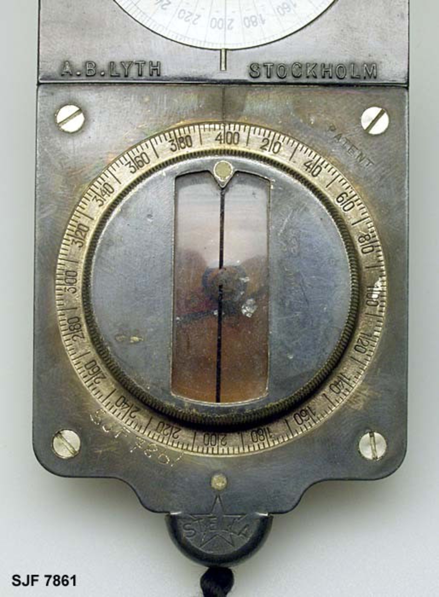 Dette er et kompass som ble brukt av fylkesskogmesteren i Hønefoss, J. W. Guthormsen. Kompasset brukte han når han gikk i skogen, for å gå å finne riktige retninger. 