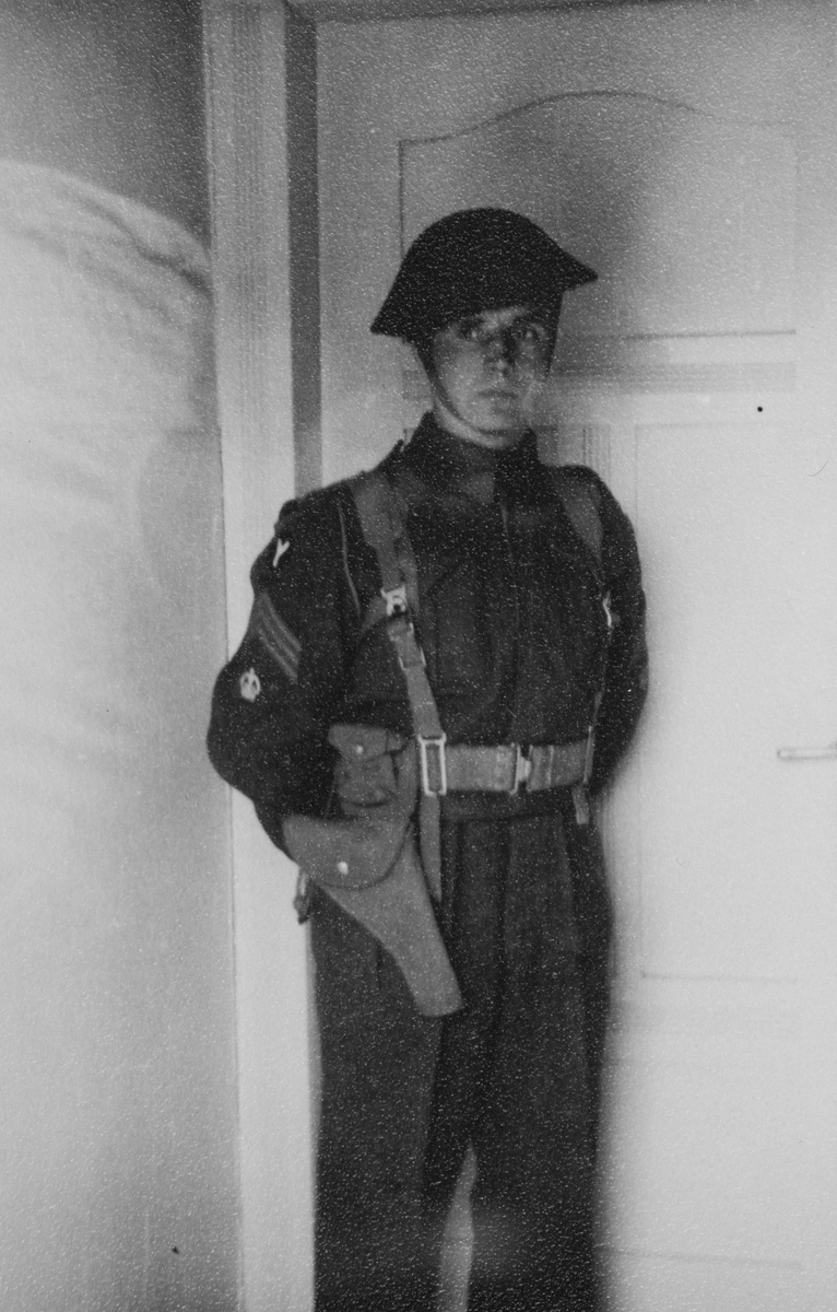 Sersjant i Tysklandsbrigaden, iført hjelm og revolverbelte.
