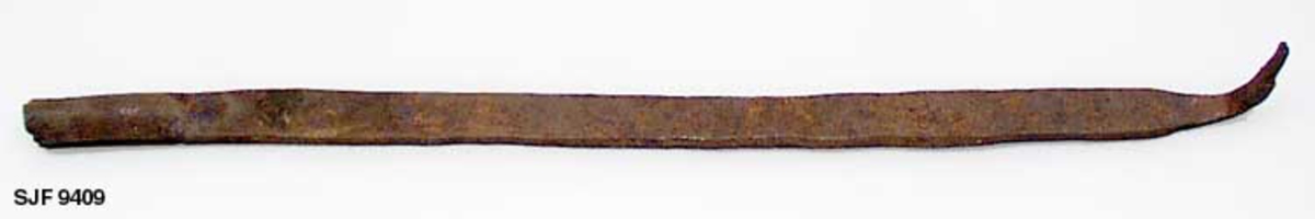 Jerntein, som i sin tid ble registrert inn i Norsk Skogbruksmuseums samling som «ljåblademne». Gjenstanden er fra smia til Svein Svimbil (1888-1987) fra Tinn i Telemark, som ble overlatt til Norsk Skogbruksmuseum med interiør i 1991. Det er ikke åpenbart at dette virkelig er et ljåblademne. Gjenstanden er 28,0 centimeter lang, i hovedsak cirka 1,3 centimeter bred og 4-5 millimeter tjukk. I den ene enden, som er noe spisset, er bøyd, men ikke på samme måte som på et ljåblad. I den andre enden er det ei cirka 3,5 centimeter lang hylse. Gjenstanden har noe overflaterust.