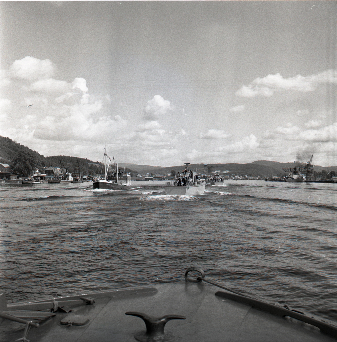 Samlefoto: Elco-klasse MTB-er gjennom Bandak-kanalen i juli 1953.
MTB-er og sivilbåt.
