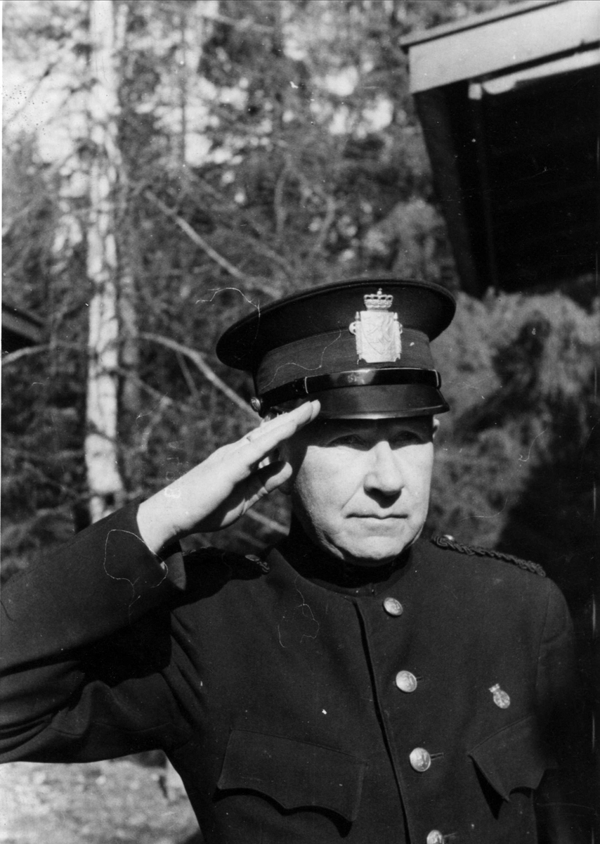 Biskop Eivind Berggrav i polituniform, 1943