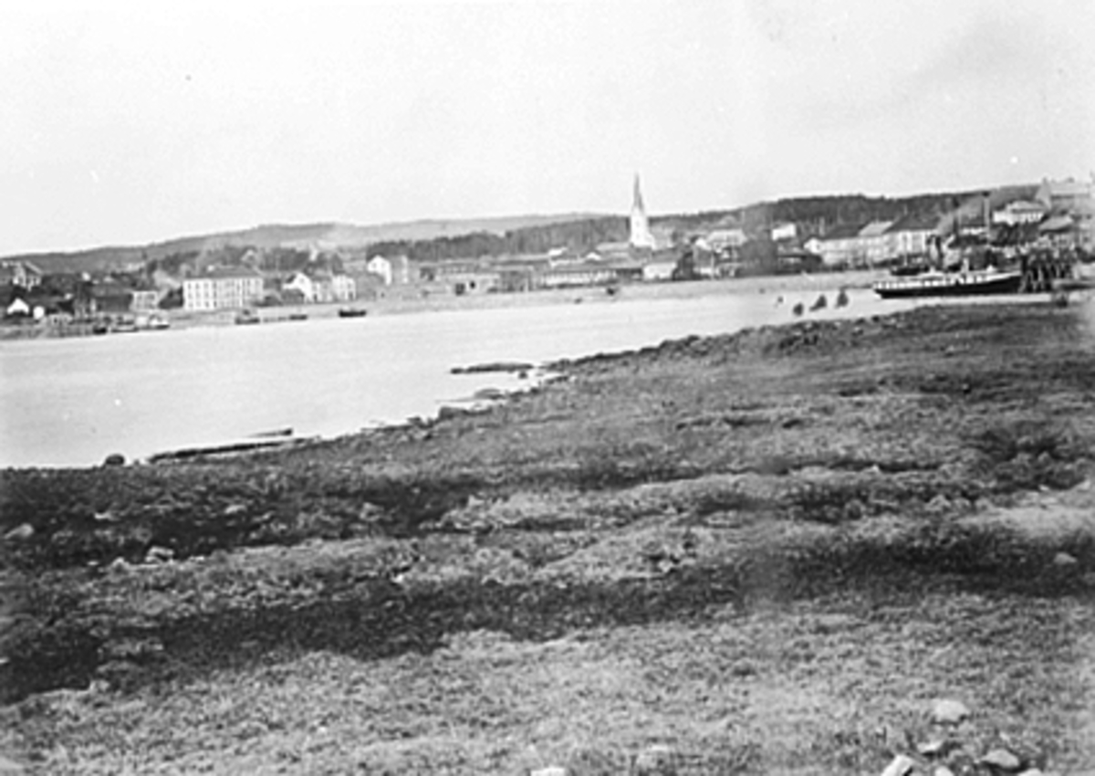 Hamar by sett fra Tjuvholmen, byanorama, Hamarbukta, D/S Tordenskjold ved Jernbanebrygga, 
