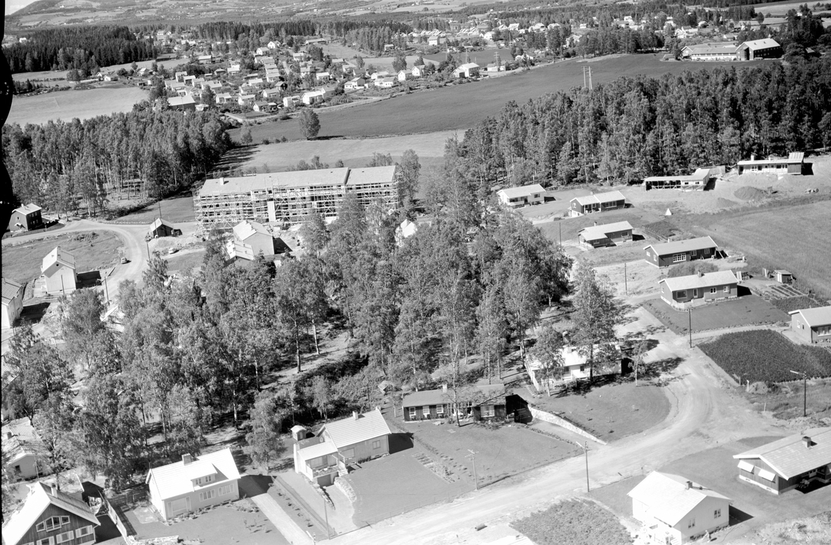 Flyfoto Børstad, villabebyggelse, bygging av boligblokk i Børstadalleen, Solvang i bakgrunnen