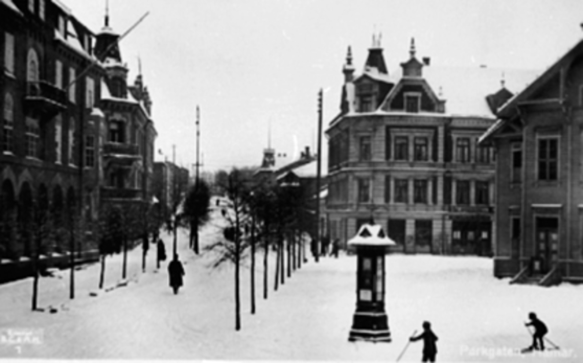 Postkort, Hamar, Jernbaneplassen, Parkgata, Torggata 3, vinter

