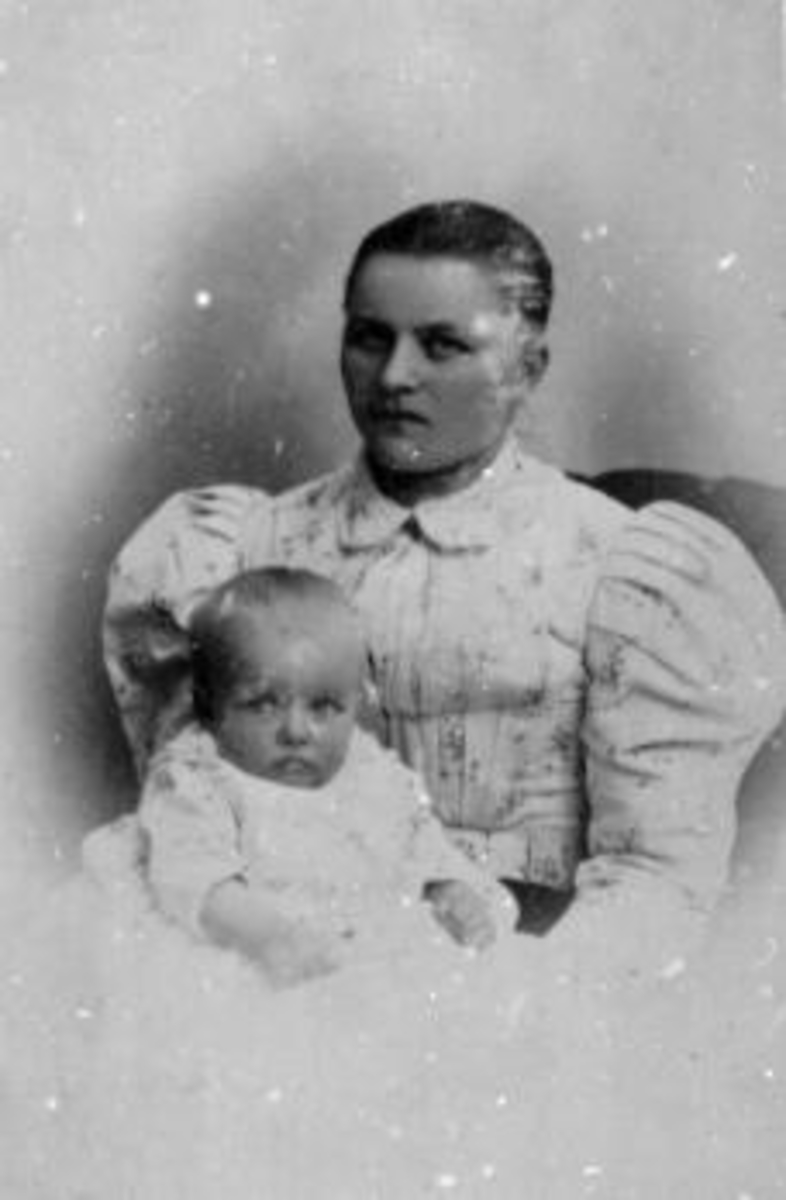 Portrett av mor og barn. Sedsel Holm, født 1875 Storihle, datteren Helga Holm.