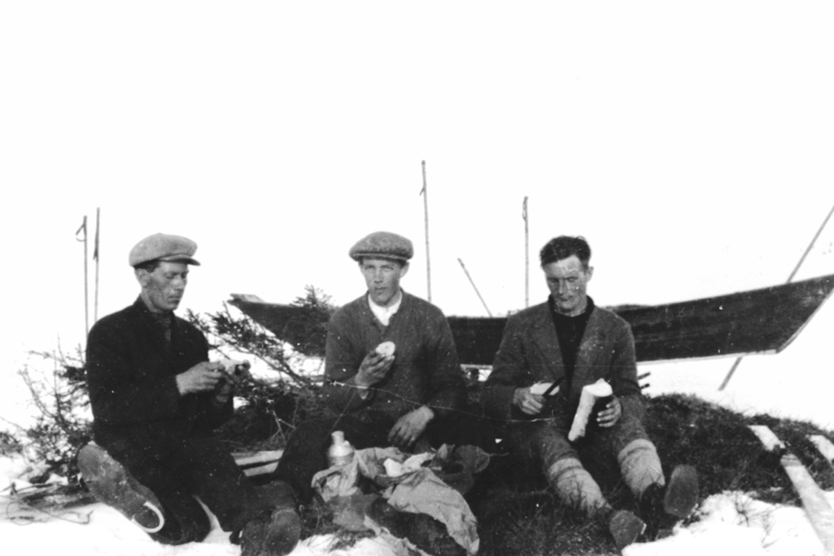 Tre menn raster på Øyongsfjellet. Transporterer åfløye på slede. Fra venstre er Johannes Arnestad f.1896, Martin Vangen, Thor Solbakken.