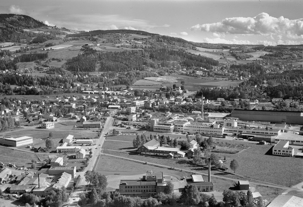 Flyfoto av Brumunddal sentrum, Ringsakervegen, Nora Fabrikker, Hedmark tørrmelk, Granerud gard, Berger LAngmoen A/S.