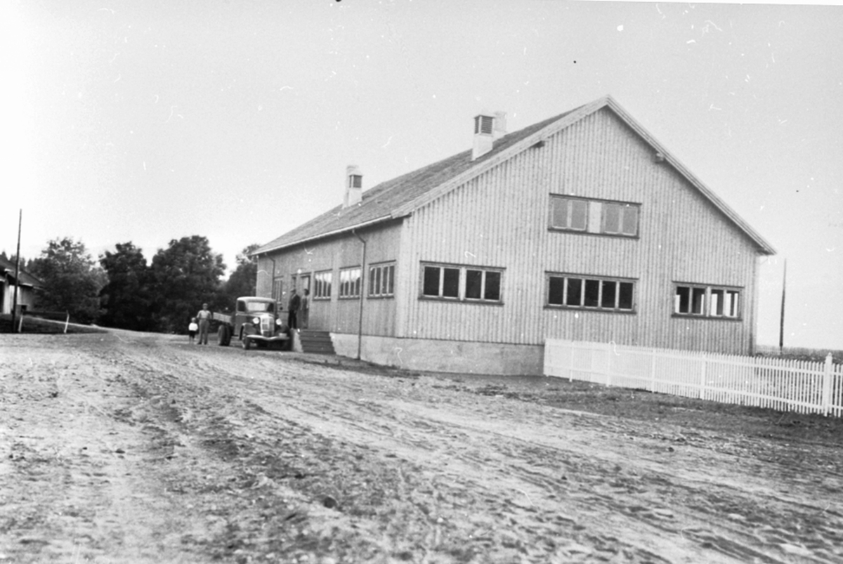 Eksteriør, Strand Brænderi, Moelv, Ringsaker. Lastebil foran inngengen til lagerbygning, fruktlager.