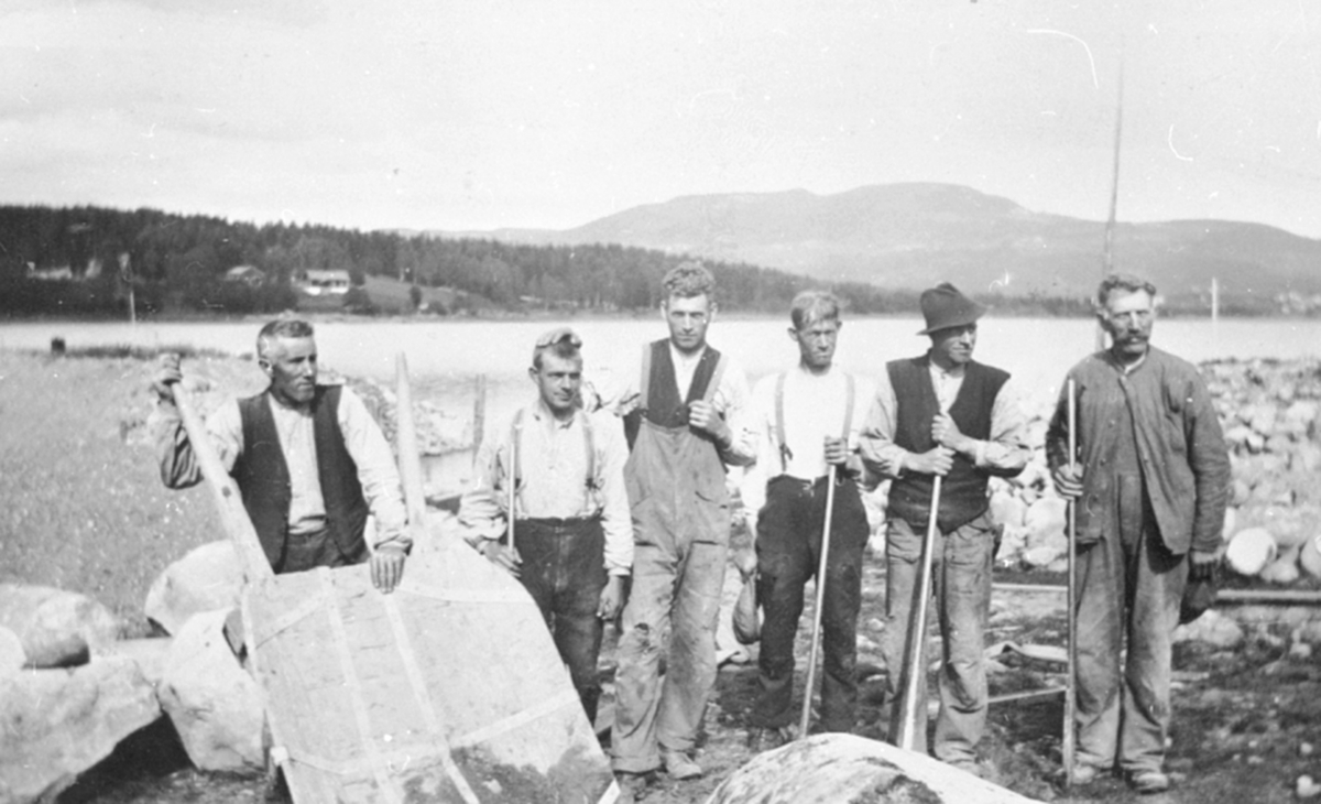 Arbeidere på Framnesbrua, Nes, Hedmark. Johan Vold, Anton Monsbakken, Anders Solstad, Peder Øgarden, Karl Ottosen og arbeidsleder Nikolai Lovisenberg. Brua ble ferdig i 1932.