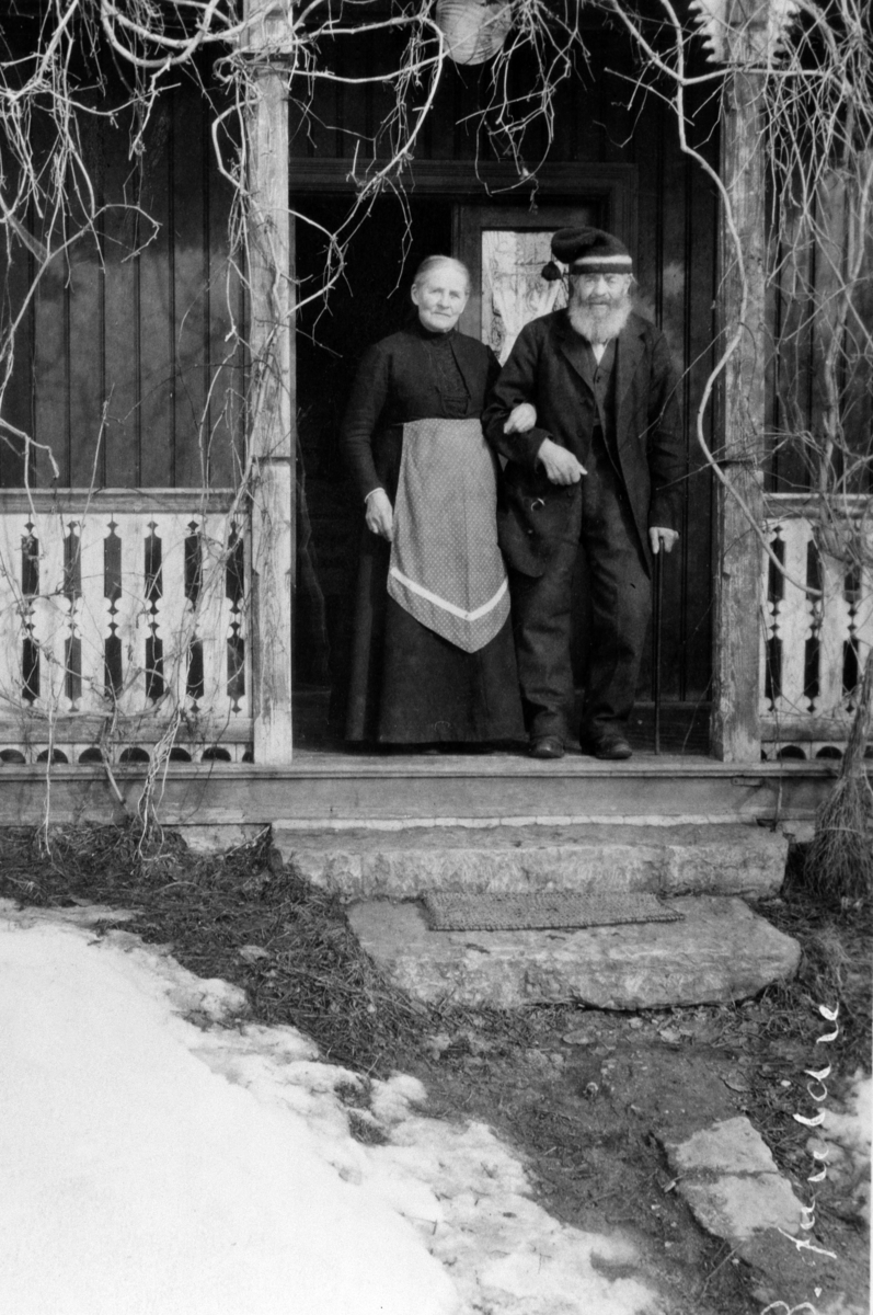 Agnethe Heramb (1849 - 1925) og Andreas Heramb (1842 - 1924) på verandaen på føderådsbygningen, Heramb, Gaupen, Ringsaker.