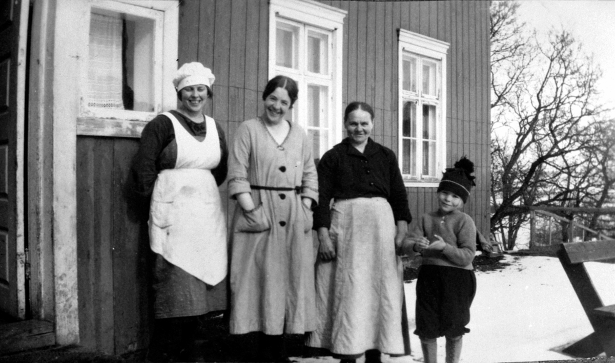 Kjøkkenpersonalet ? på Østberg gård, Ringsaker, 3 damer og en liten gutt.