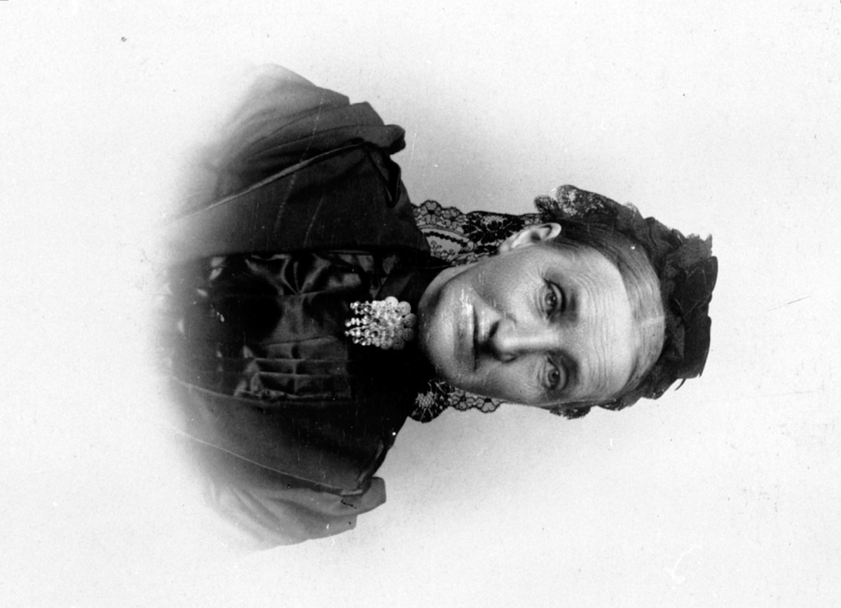 Portrett, Kari Jacobsdatter Frogner, F: 25. 03. 1834 - D:05. 12. 1915, Bjørge, Furnes. Gift m/Ole Halvorsen Kluge.