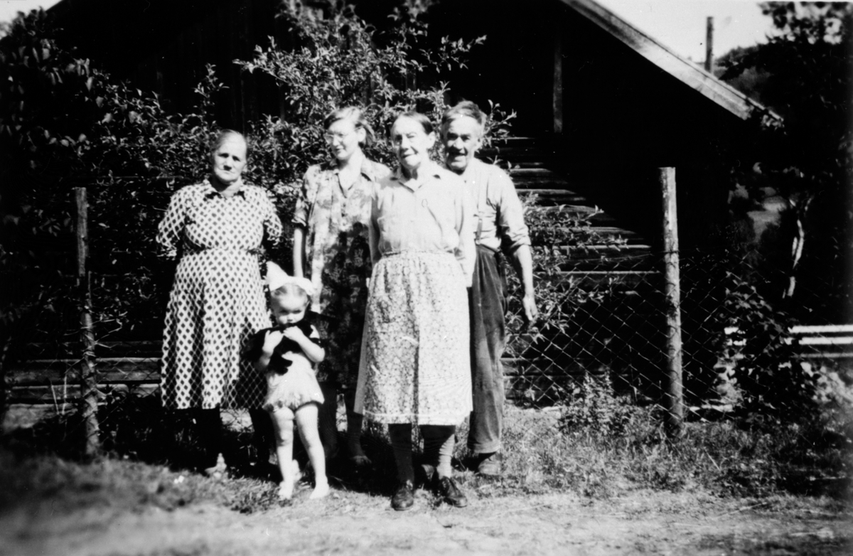 Mina Framdal, Kari Hagen, Julie og Olaf Prøysen. Foran er Mary Kristine Hagen med katten Baldrian. Prøysenstua, Ringsaker.
