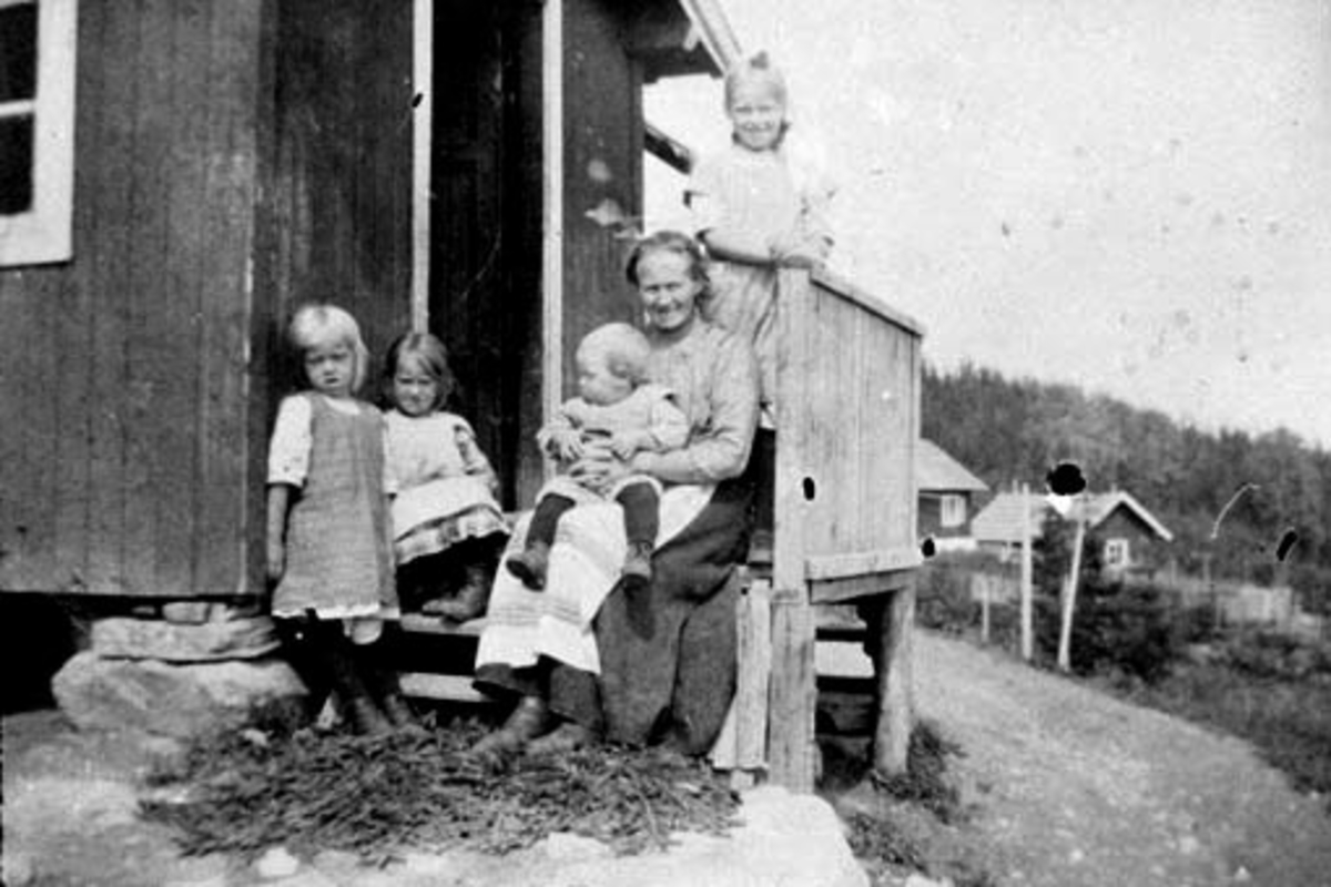 Klara Haug f.1882 med sine fire barn på husmannsplassen Søberg under Kvam, Nes, Hedmark. Barna er fra venstre Ellen f.1906, Netta (1909-1935), Anna f.1910, Jørgen f.1913 på fanget.