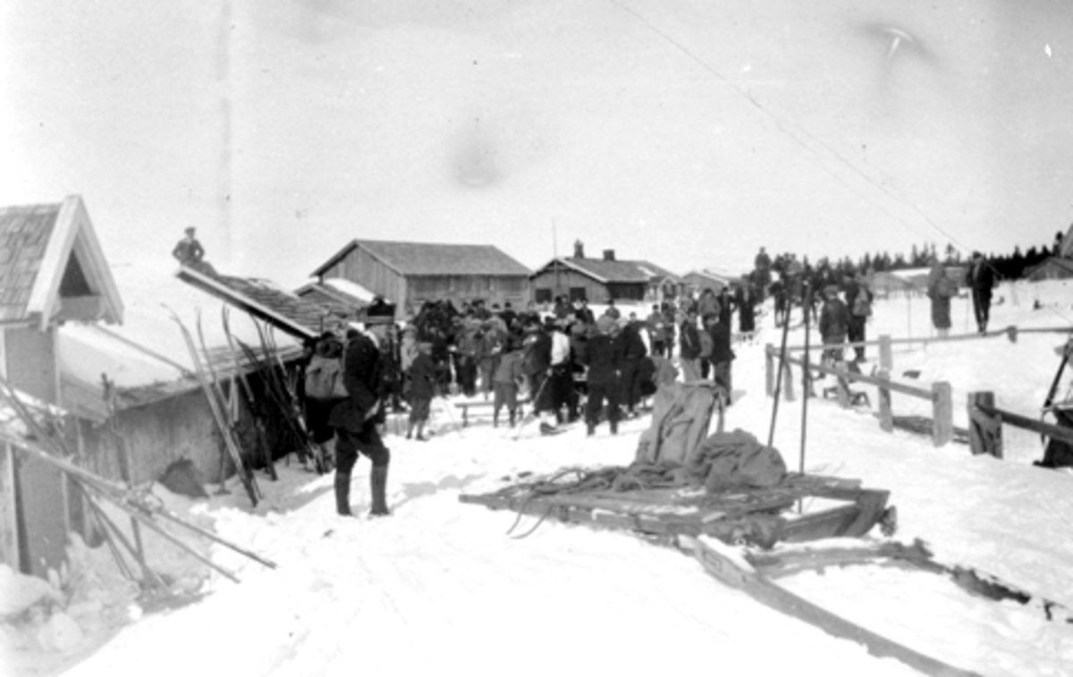 Fra det første birkebeinerrennet i 1932 på Nysætra. Til venstre er fjøset til Mørkved store og til høyre er størhuset. Mye folk med slede og ski.