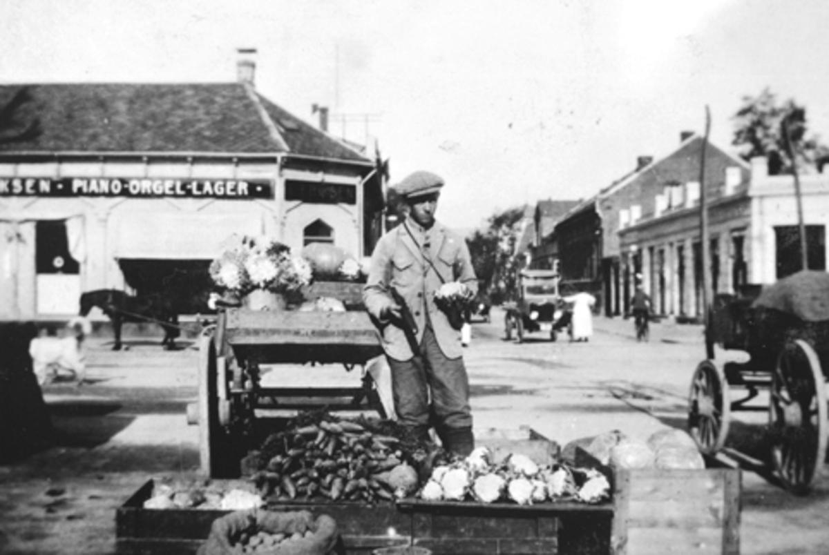 Gartner Potten selger grønnsaker og poteter på Bragenes torg i Drammen..
