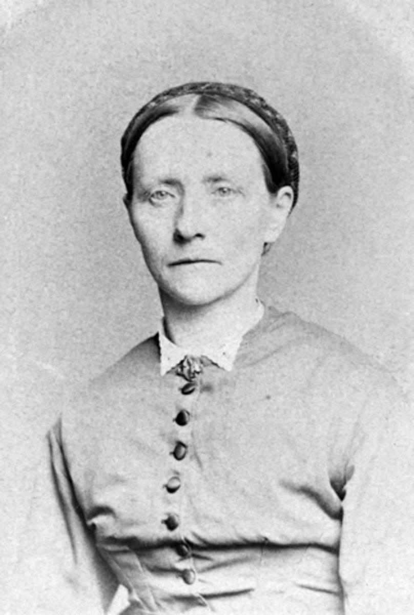 Portrett, Karen Simensdatter Øhre, født Flifleth (16/8-1831-6/2-1911). Gift med Iver Christensen Øhre på Vesleringsaker gård, datter av Simen Flifleth