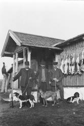 Harejeger på Nysetra, Øyungen i 1918. Fra venstre er Thore L