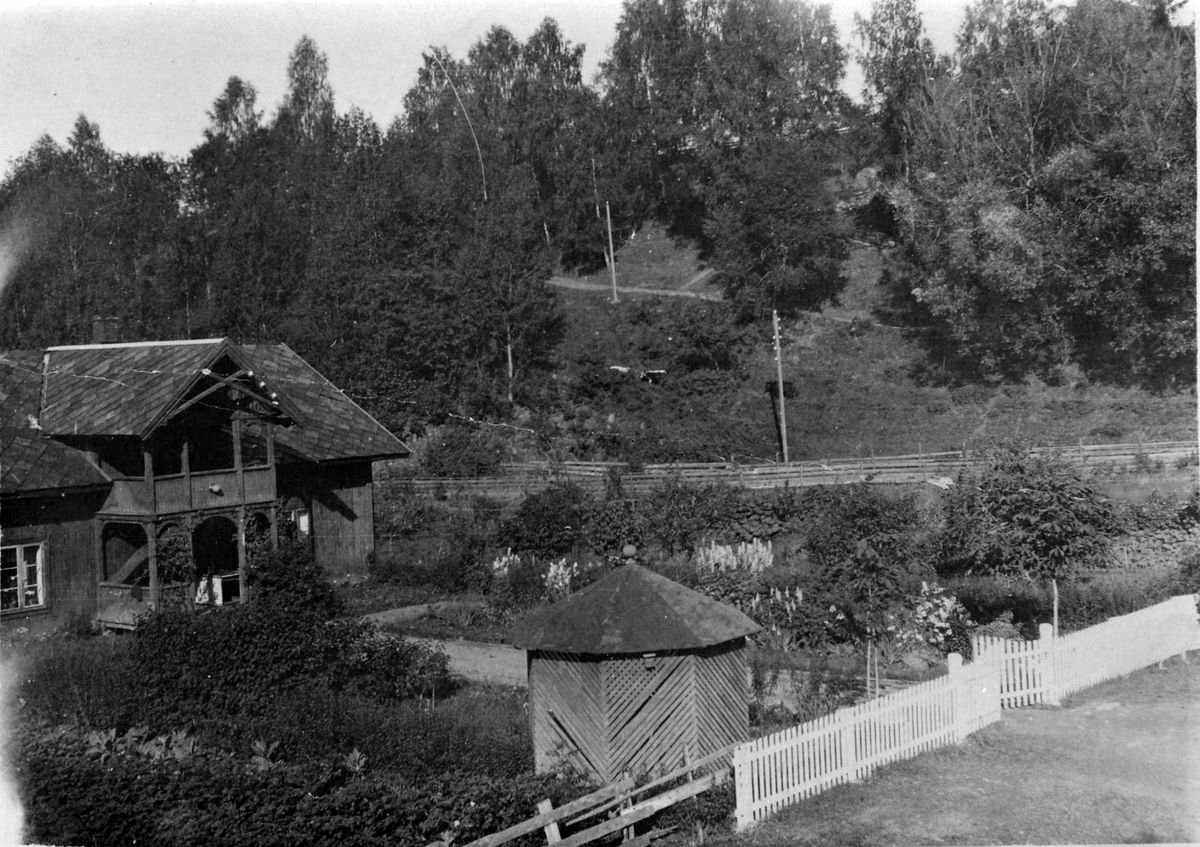 Ringsaker, Moelv, Løkkekvern gård, hovedbygning og lysthus, eier familien Prestkværn.
