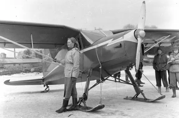 Mjøsa uten for Nerkvern i Brumunddal. Fly har landet på mjøsisen. 
Mange skuelystne møtte opp. 