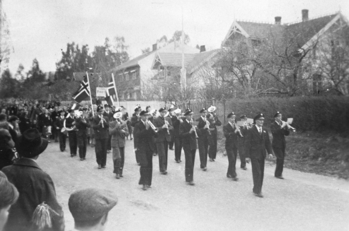 Musikkorps i spissen for 17. maitog, Moelv. 