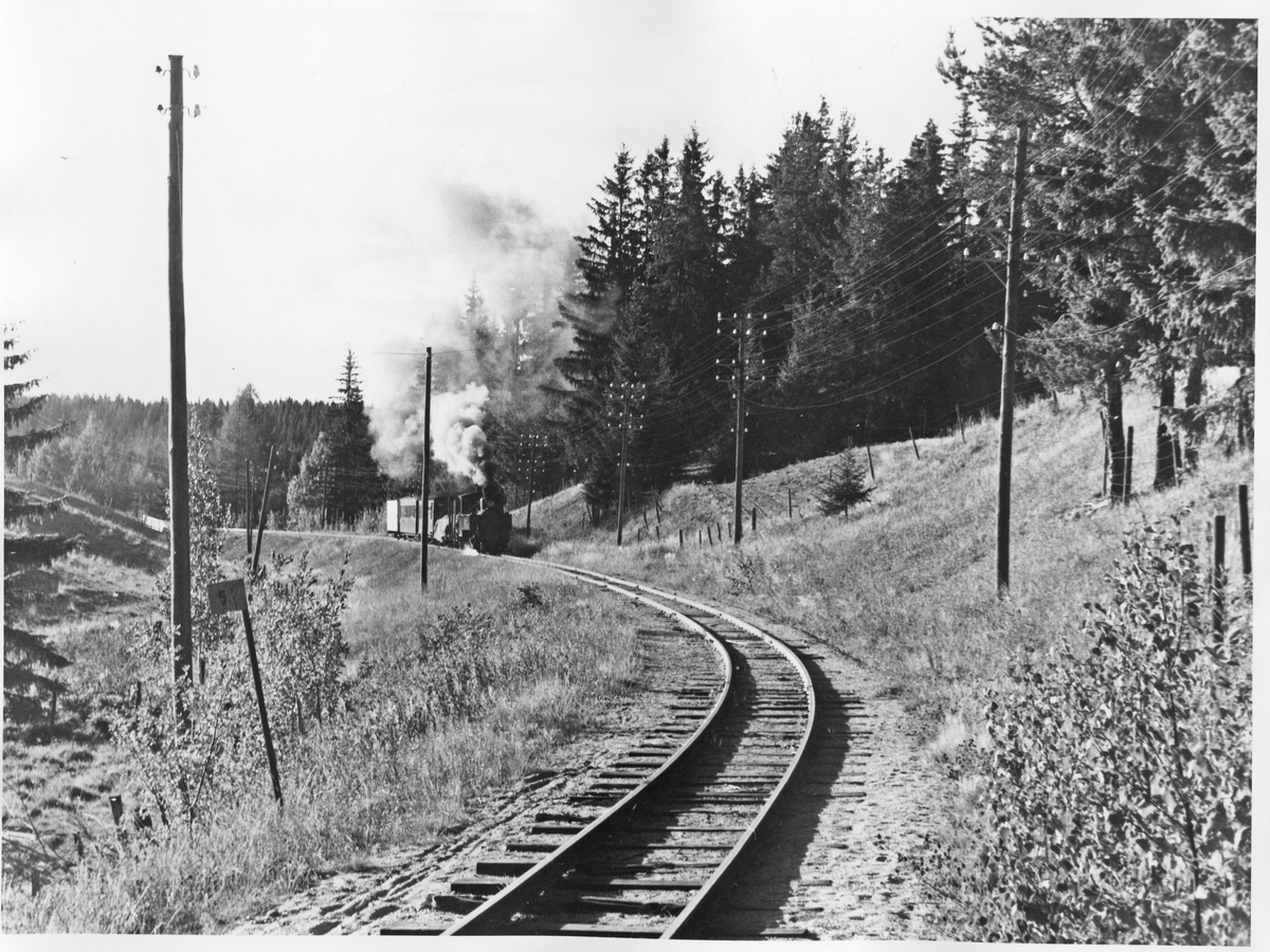 Lok 4 Setskogen på vei opp Sætrabakken med tog retning Skulerud. Km-skilt markerer avstand 3 km fra Sørumsand stasjon.