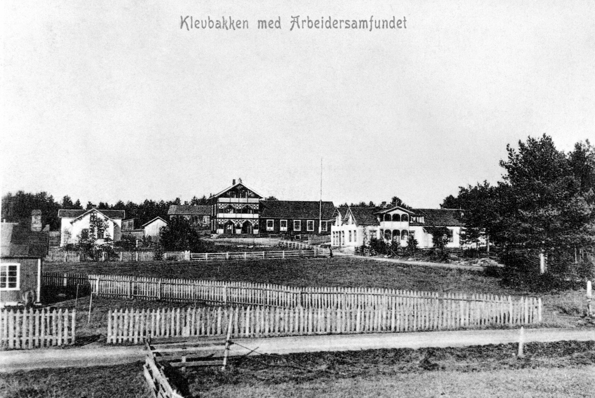 Klevbakken, Ådalsbruk. Arbeidersamfunnet (Samfunnet) Postkort. Helt til høyre, Akerskafee`n (Akers kafe.). Den ble revet sist på 1950-tallet. Det er bygd flere hus på området. AKERSLETTA I FORGRUNNEN BLE BRUKT TIL LEKEPLASS, FRILUFTSMØTER OG TURNOPPVISNINGER. Løten.