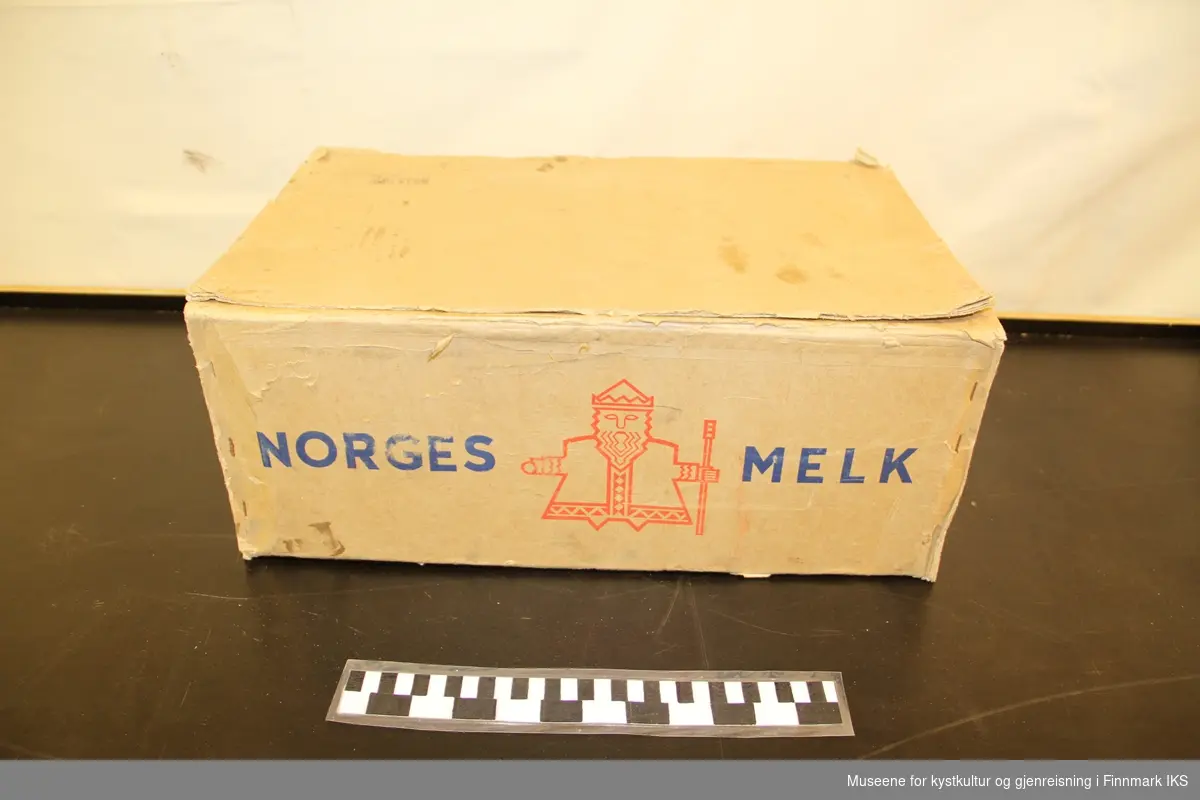 Norgesmelk fra AL Fellesmeieriet, Oslo 
Påskrift: Landets største bedrift i melkeprodukter