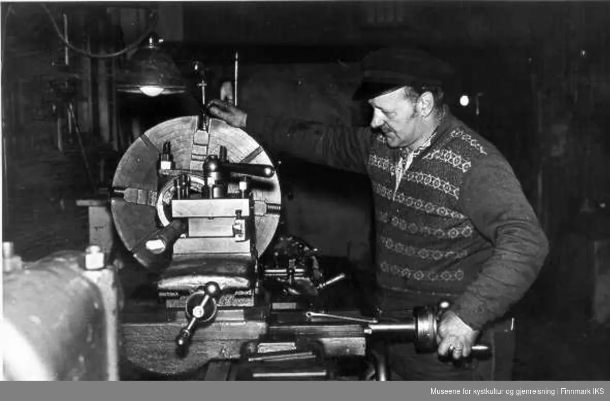 Erling Sommer ved dreiebenken på sitt verkstede. Han var eier av Berlevåg Slipp & Mekaniske Verksted. 1963