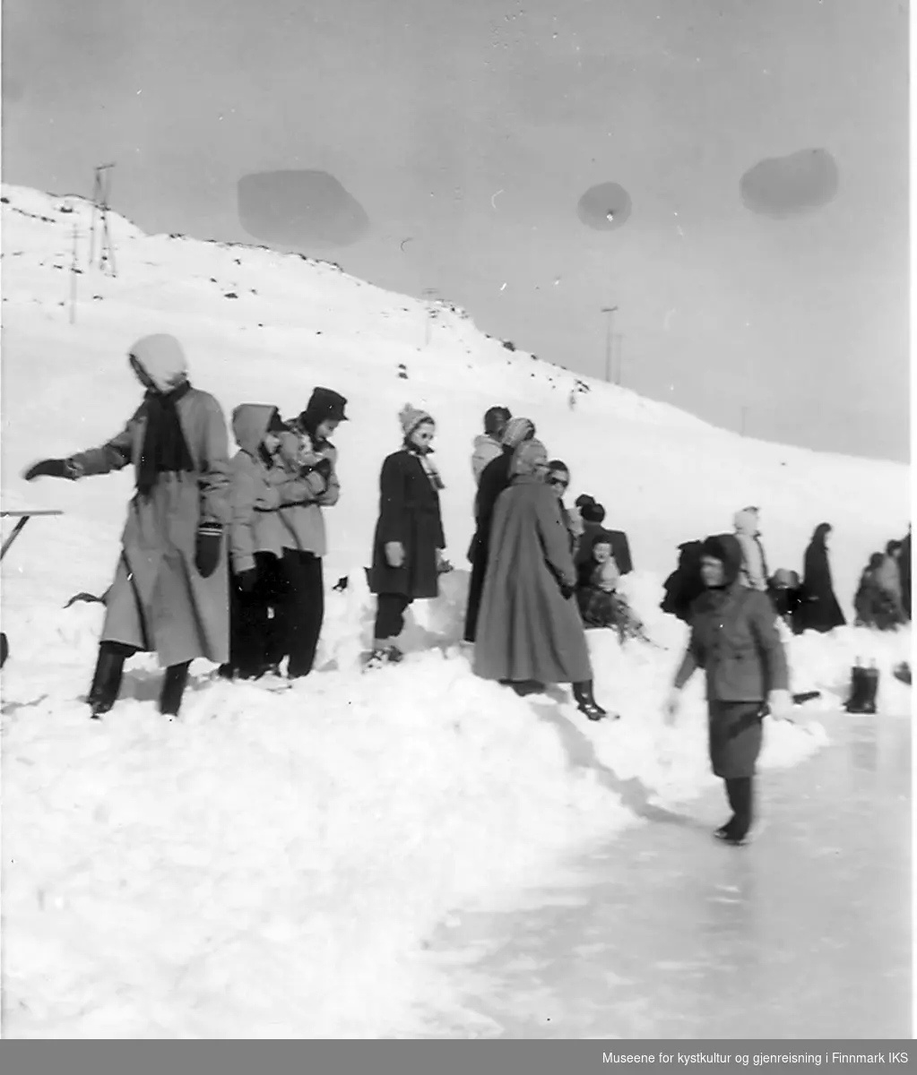 Publikum under skøytestevnet i Kongsfjord, ant. 1953