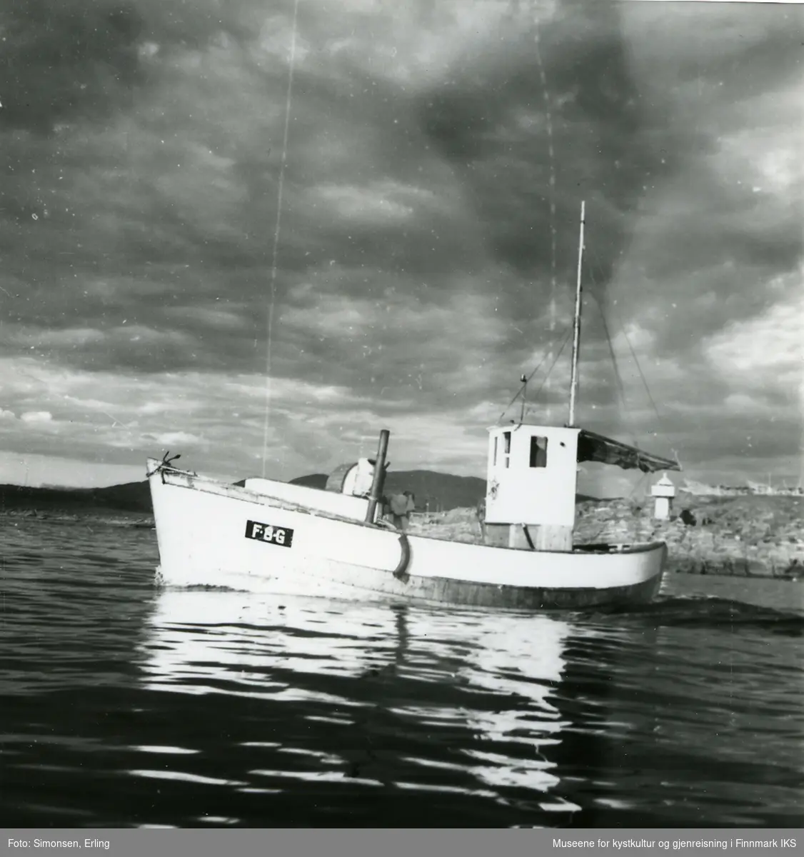 Sjarken til Hjalmar Karlsen, med båtnummer F-8-G fra Gamvik på vei fra Meham