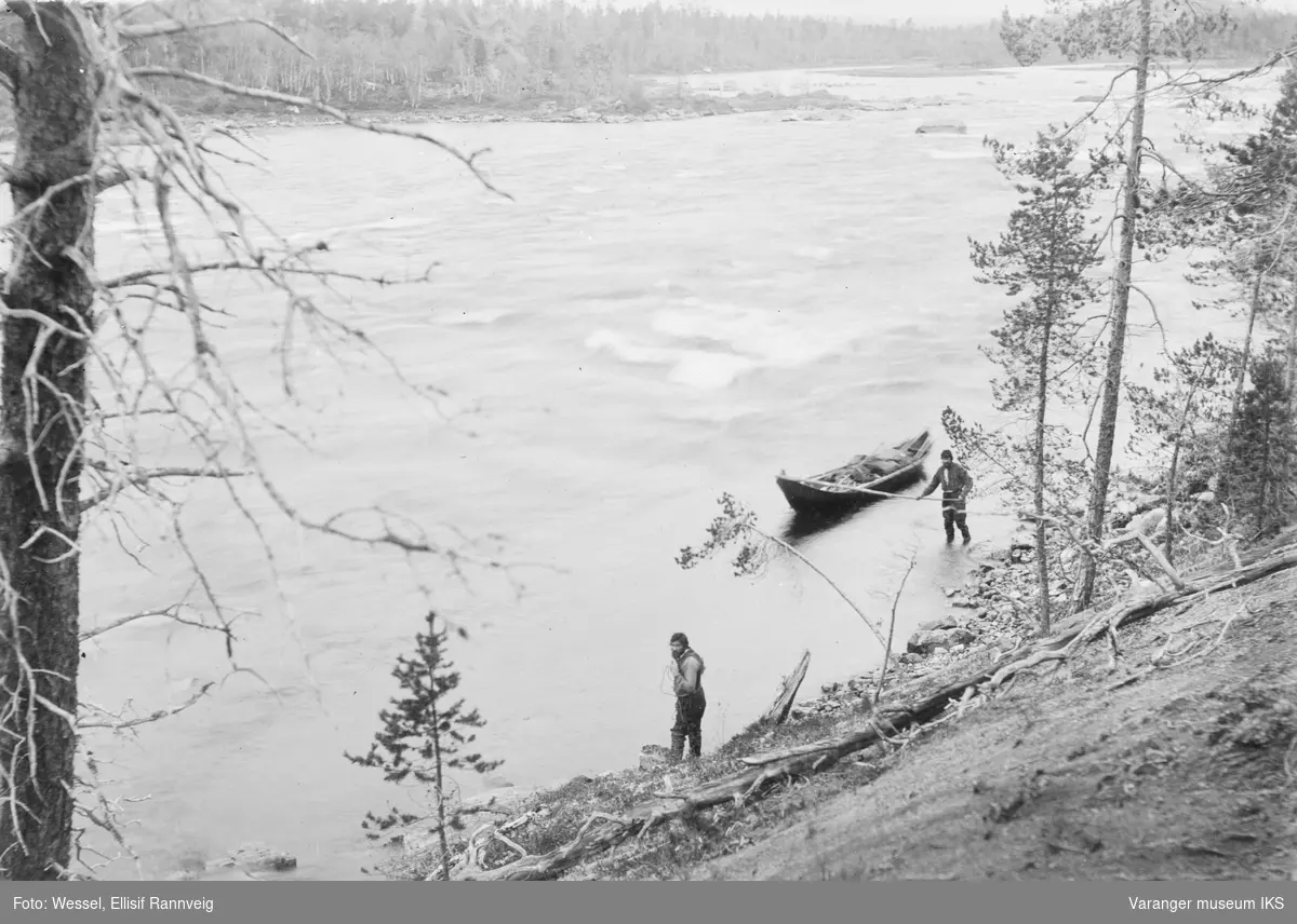 To menn trekker elvebåten oppover Grensefoss, Pasvik.