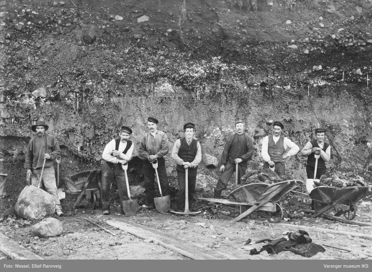 Arbeidslag ved Aktieselskabet Sydvaranger under anleggstiden 1907.