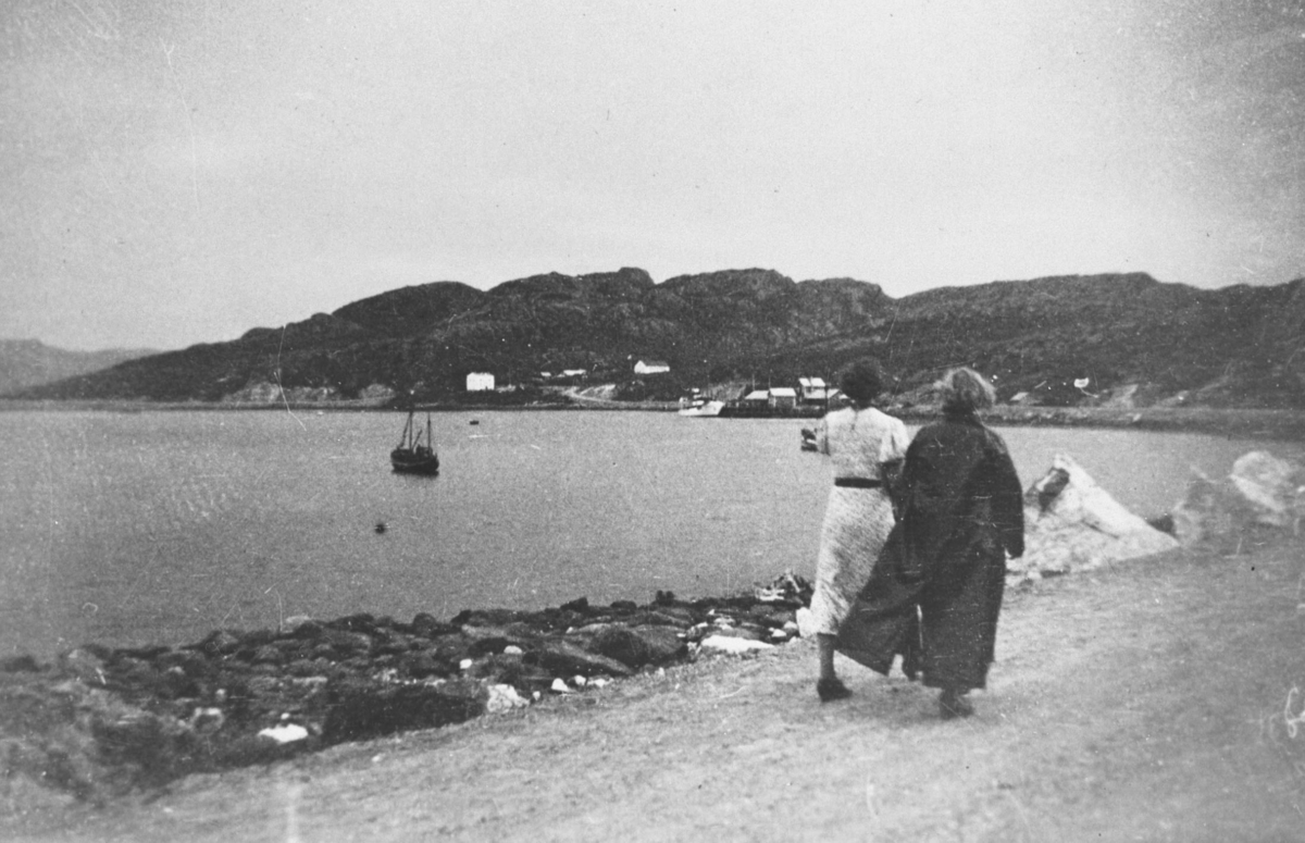 Kvinner på vei ved fjord.