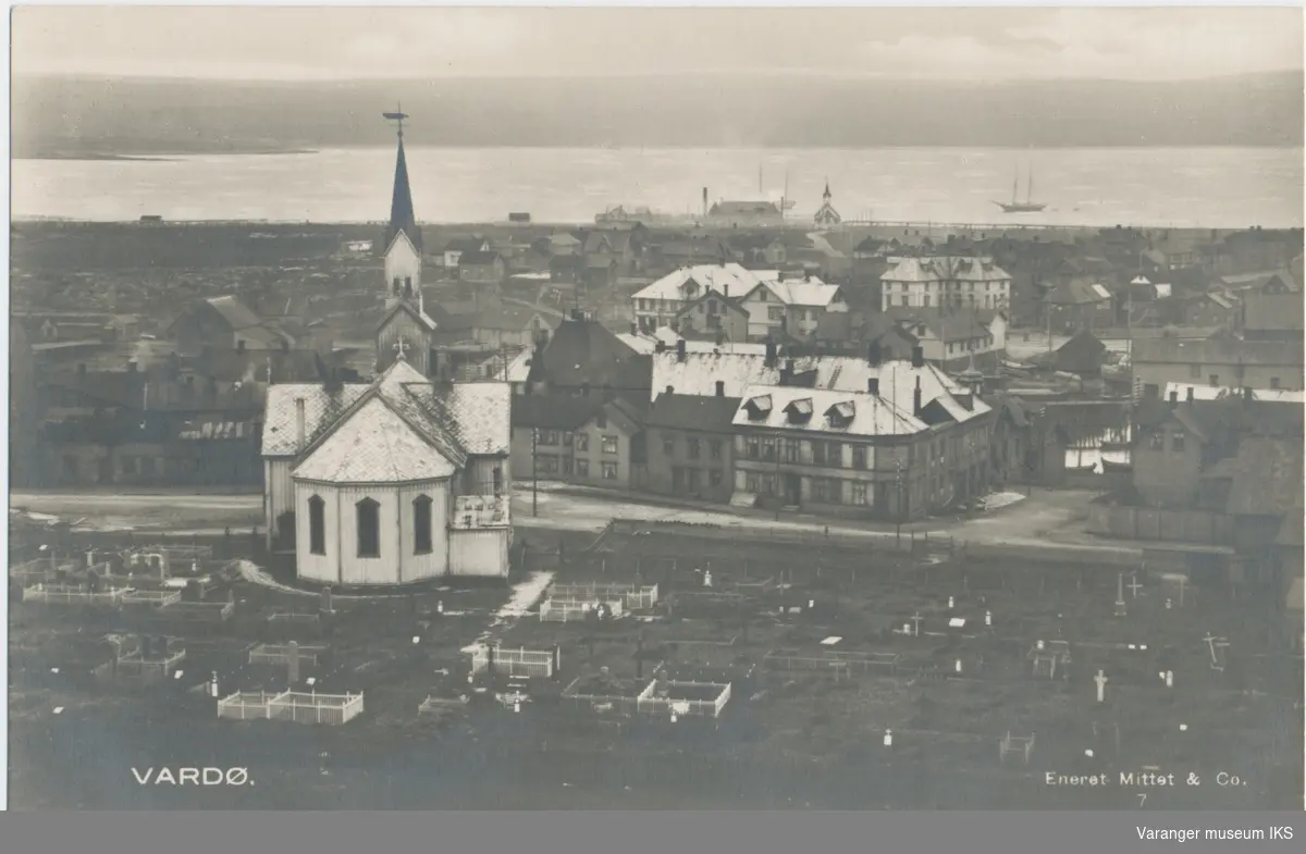 Postkort, byprospekt av Vardø kirke og sentrum sett fra Klondyke, ca. 1920