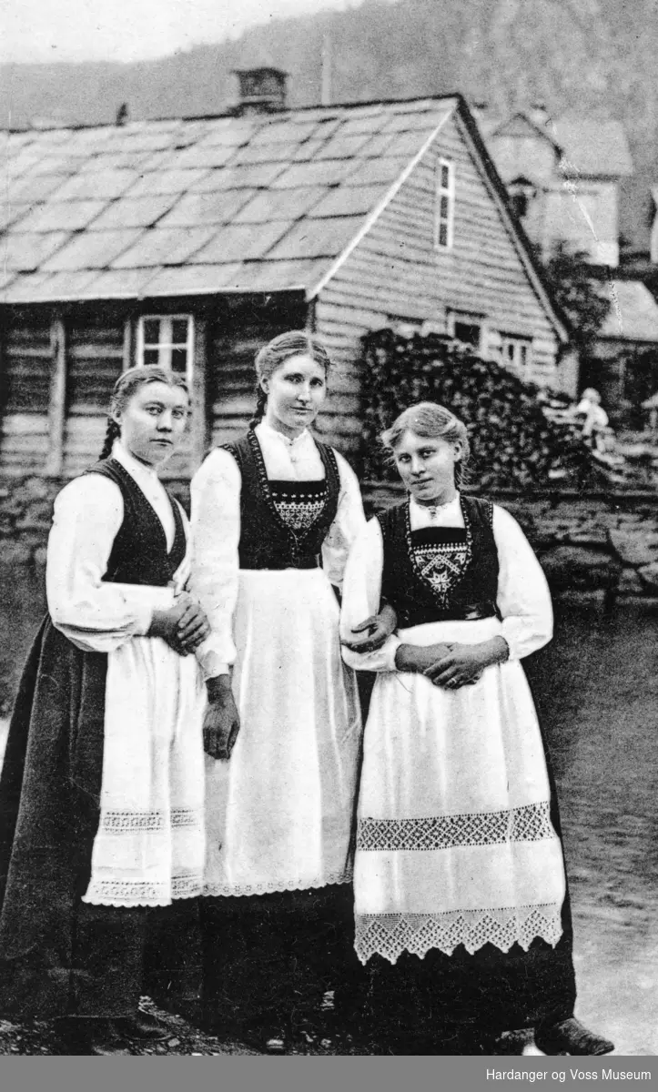 Tre kvinner i Hardangerbunad