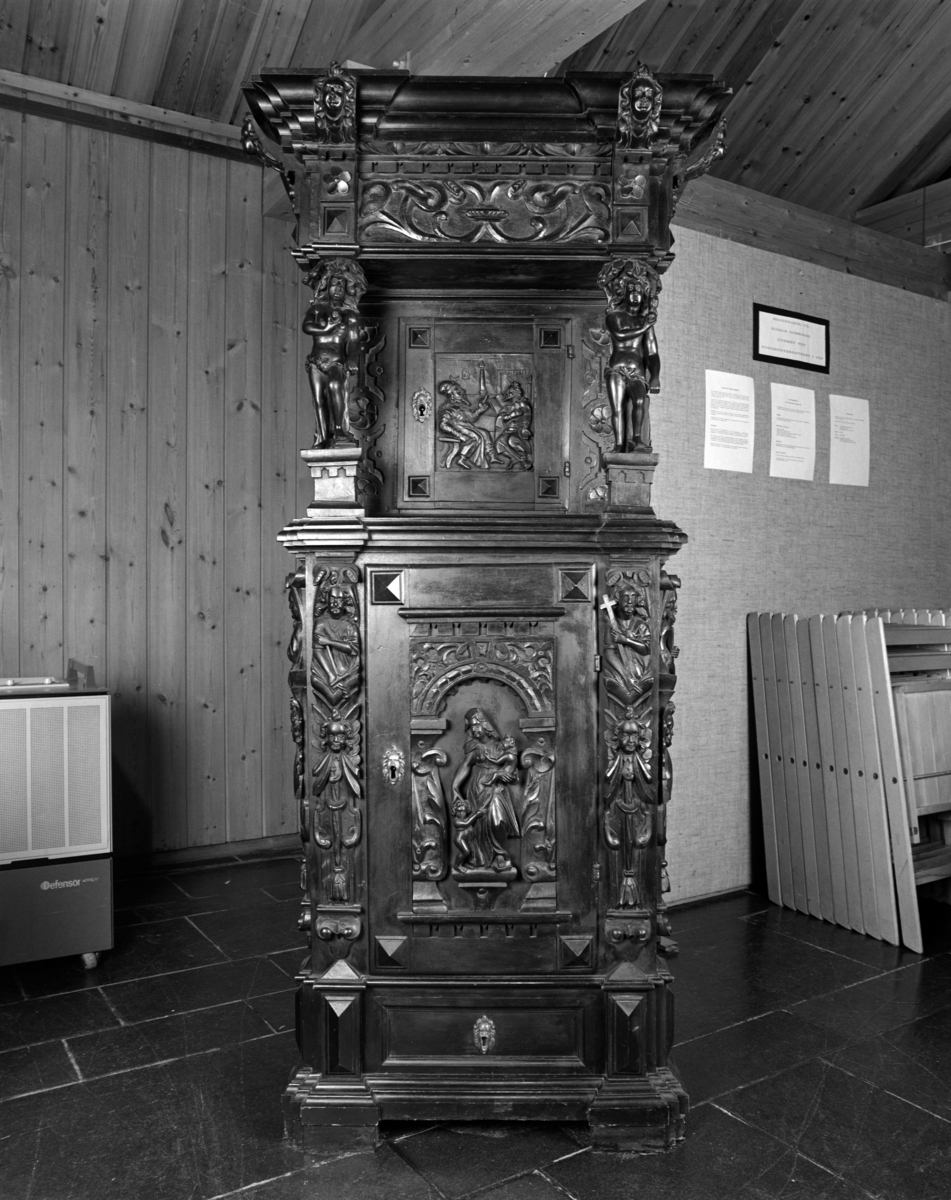 HDH03. Kirkekunst, kirkeutstilling på Aulatoppen, Hedmarksmuseet 1991 Skap fra Baldishol, treskurd. Se også dias HHD-1683-10. 