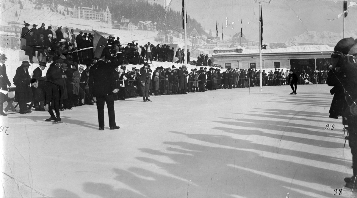 Skøyteløp i Davos 1914. Oscar Mathisen satte verdensrekord på1500 m med tiden 2. 17. 4.  På startstreken B. Frang i ytre bane og Oscar Mathisen i indre. Starter direktør Hans Valär. Han var direktør i skøyteklubben i Davos.
Oscar Wilhelm Mathisen (født 4. oktober 1888, død 10. april 1954) var en norsk skøyteløper som representerte Kristiania Skøiteklubb.