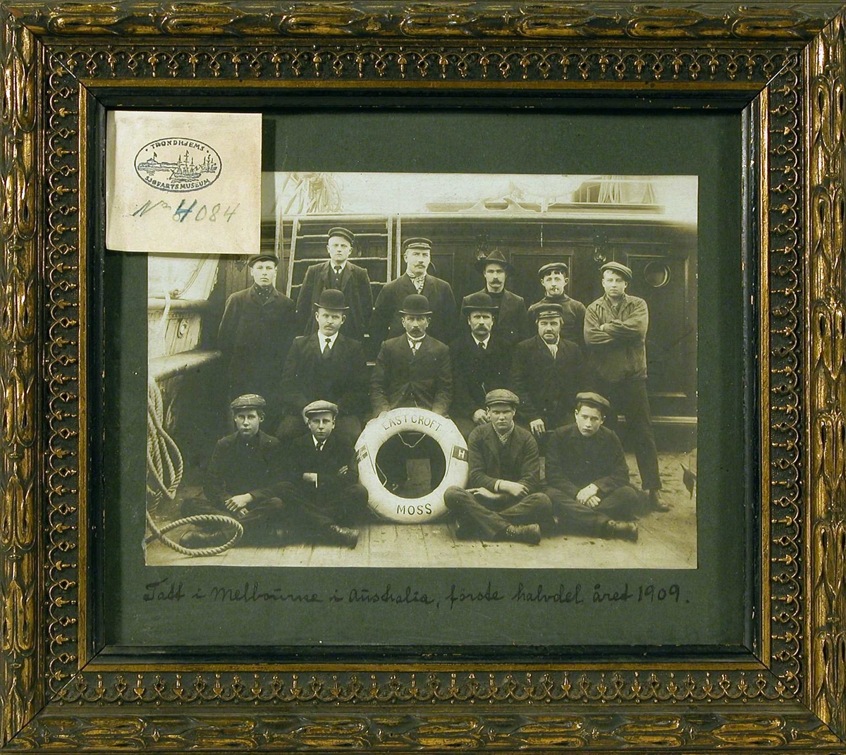 Mannskapet på bark "East Croft" på skipsdekket mens den ligger i Melbourne, Australia 1909.