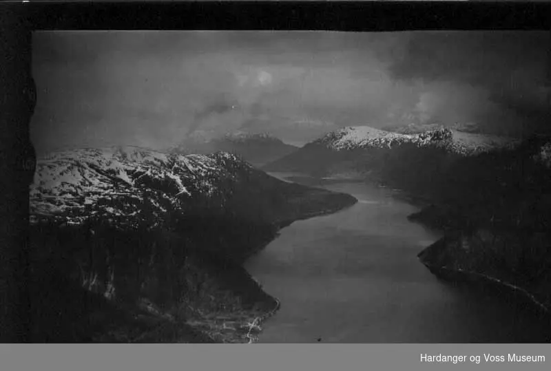 Fjord, fjell, snø. Flyfoto som viser Hardangerfjorden frå Erdal og utover