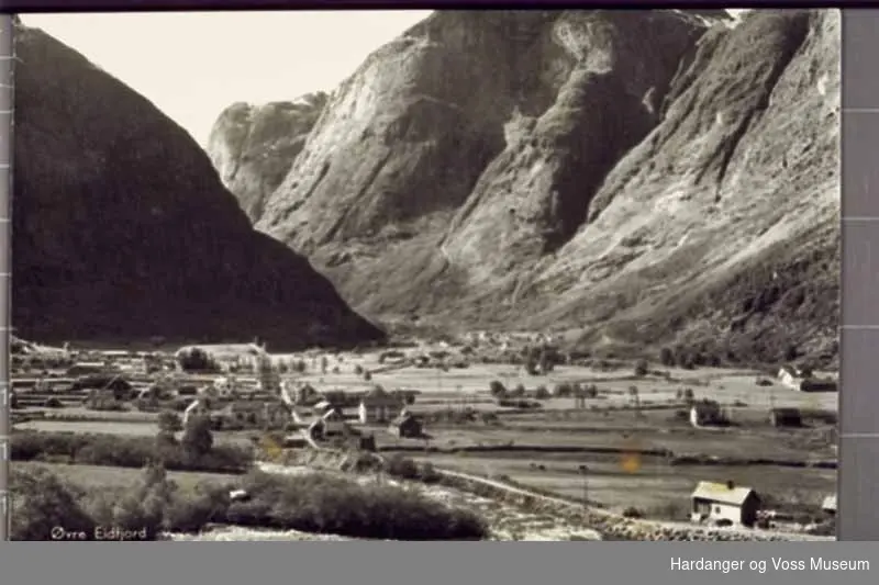 Hus, bebyggelse, elv, veg, fjell, postkort. Frå Øvre Eidfjord.